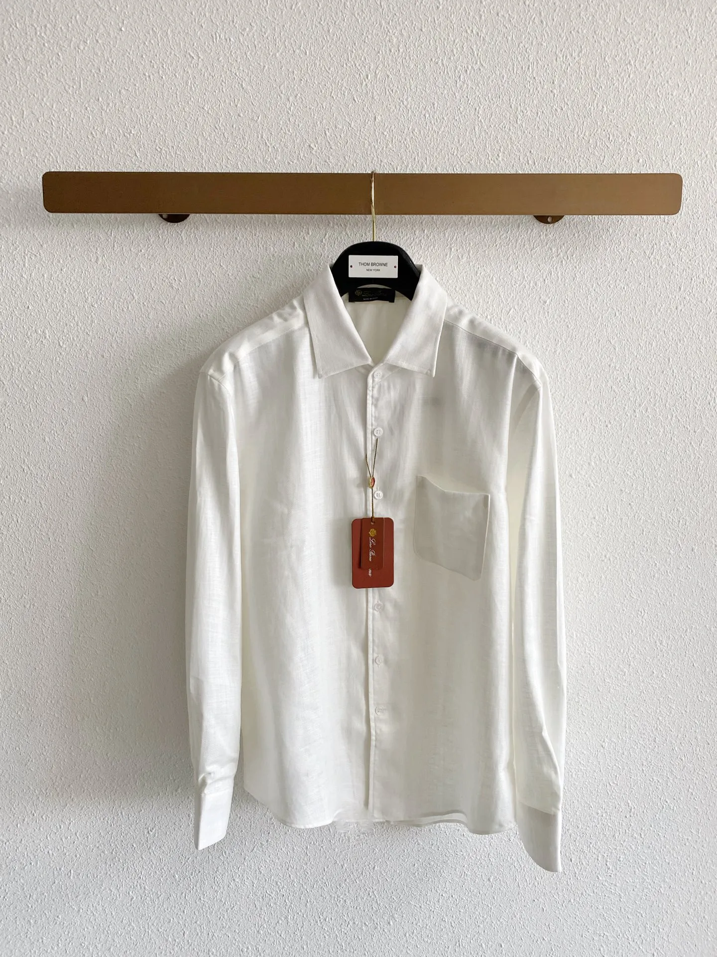 Loro Piana Tencel linen quiet luxury long-sleeved shirt Fabric characteristics: This high-quality fabric is made of Tencel + linen blend. The common ratio is 75% Lyocell Tencel and 25% linen, which takes into account the advantages of the two materials; Linen has its own natural fine texture, breathable and full, and has excellent heat dissipation when worn in spring and summer. It is not easy to sweat and stick to the body in hot weather; Tencel complements the shortcomings of pure linen, which is easy to wrinkle and rough to the touch. The fabric drape is better, feels smooth and soft against the skin, and will not prick the skin; the fabric has a matte high-end texture without dazzling gloss, which is in line with the quiet luxury of old money. Style and details: The collar is neat and standard with a pointed collar, and the collar has been shaped so that it is not easy to fold and collapse in daily life. It is suitable for casual wear with one or two buttons unbuttoned, and can also be neatly matched with a tie for light business scenes; it is loose and slightly dropped at the shoulders, and is very tolerant of body shapes with wide shoulders, slippery shoulders, and fat on the upper body, and the upper body is not tight and loose; The simple single patch pocket on the left chest is an iconic low-key design, which increases practicality without destroying the overall simple look; the cuffs of a regular formal shirt can be rolled up at will to create a casual atmosphere; the arc hem design is suitable for either tucking into the waistband or wearing it outside. Color matching: There are two basic colors in total. Pure white is suitable for bright wearing scenes, and oatmeal color has its own native linen tone, which is more resistant to daily dirt. Sizes:M-4XL